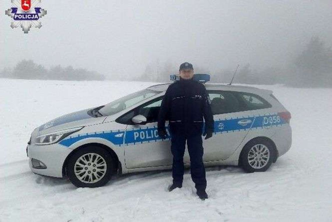 Wychłodzony mężczyzna stał w oknie. Policjant wezwał karetkę 