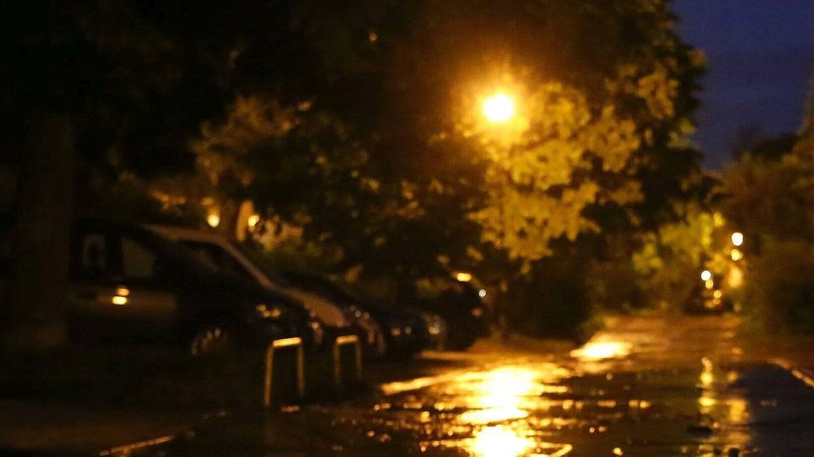 Wychodzi rano do pracy, a on już na nią czeka. Śledzi ją mężczyzna przebrany za kobietę Wychodzi rano do pracy, a on już na nią czeka. Śledzi ją mężczyzna przebrany za kobietę