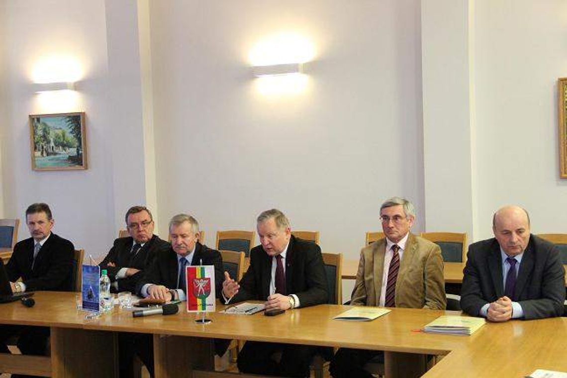 Wycięgnęli ludzi z szamba. Wreszcie jest jak w mieście