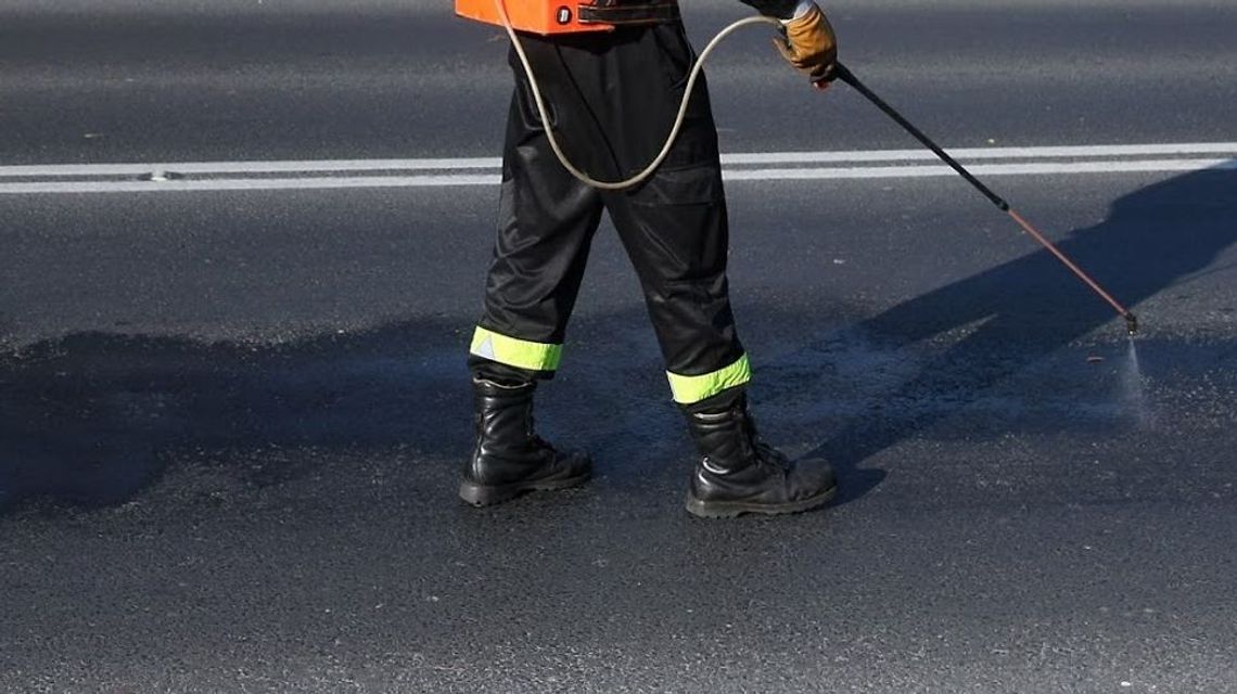 Wyciek oleju napędowego z ciężarówki na drodze krajowej Łęczna - Włodawa