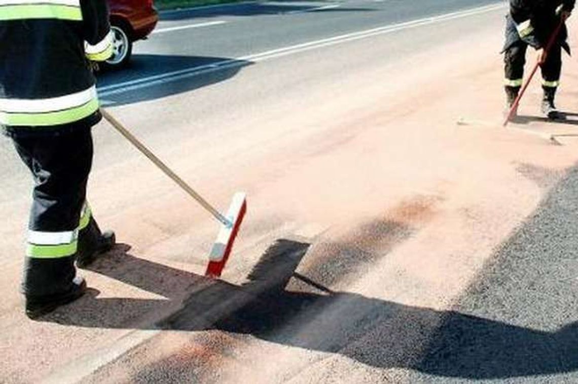 Wyciek oleju z ciężarówki na odcinku kilkudziesięciu kilometrów