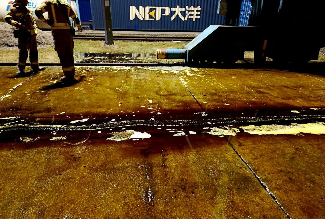 wyciek oleju z uszkodzonego kontenera w terminalu PKP Cargo