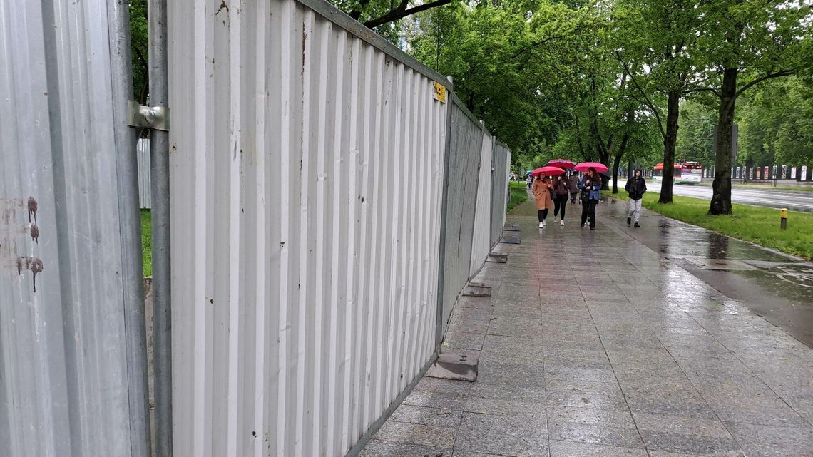 Wycięli drzewa, ustawili płot. Ruszyły przygotowania do budowy pomnika Lecha Kaczyńskiego w Lublinie Wycięli drzewa, ustawili płot. Ruszyły przygotowania do budowy pomnika Lecha Kaczyńskiego w Lublinie