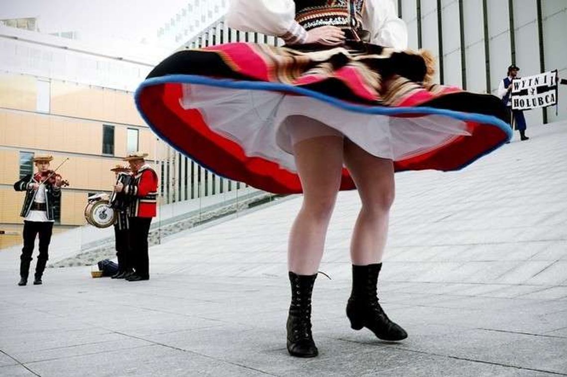 Wycinali hołubce na placu Teatralnym (zdjęcia)