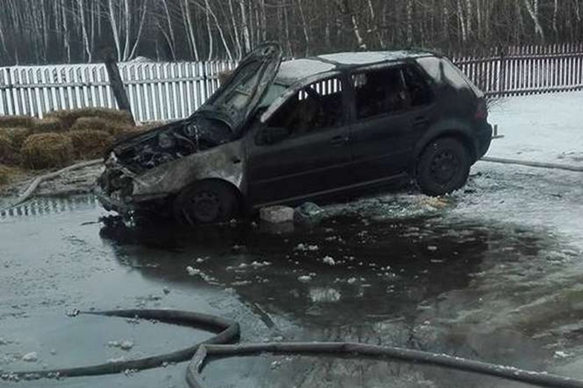 Wyczółki: Pożar samochodu zaparkowanego w oborze