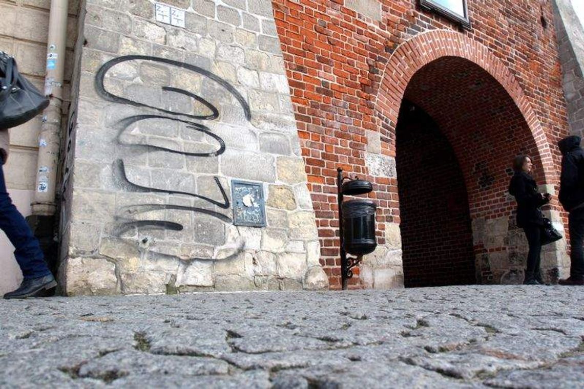 Wyczyszczą Bramę Krakowską. Za pieniądze wandala
