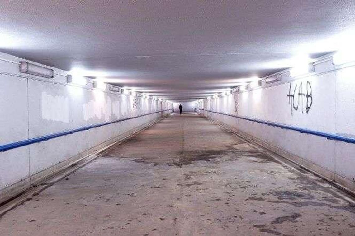 Wydali miliony na przystanek kolejowy. Zalany tunel, brak pomocy dla osób na wózku