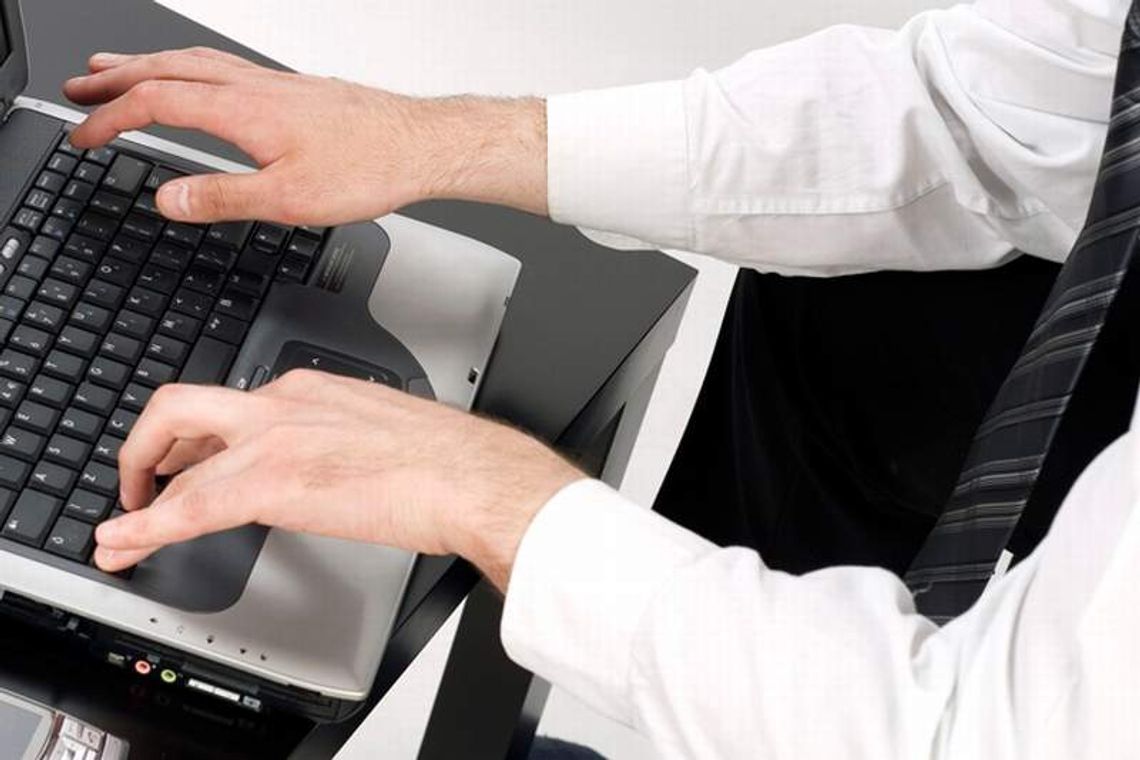 Wydawca lokalnego portalu grozi burmistrzowi sądem za wpis w internecie