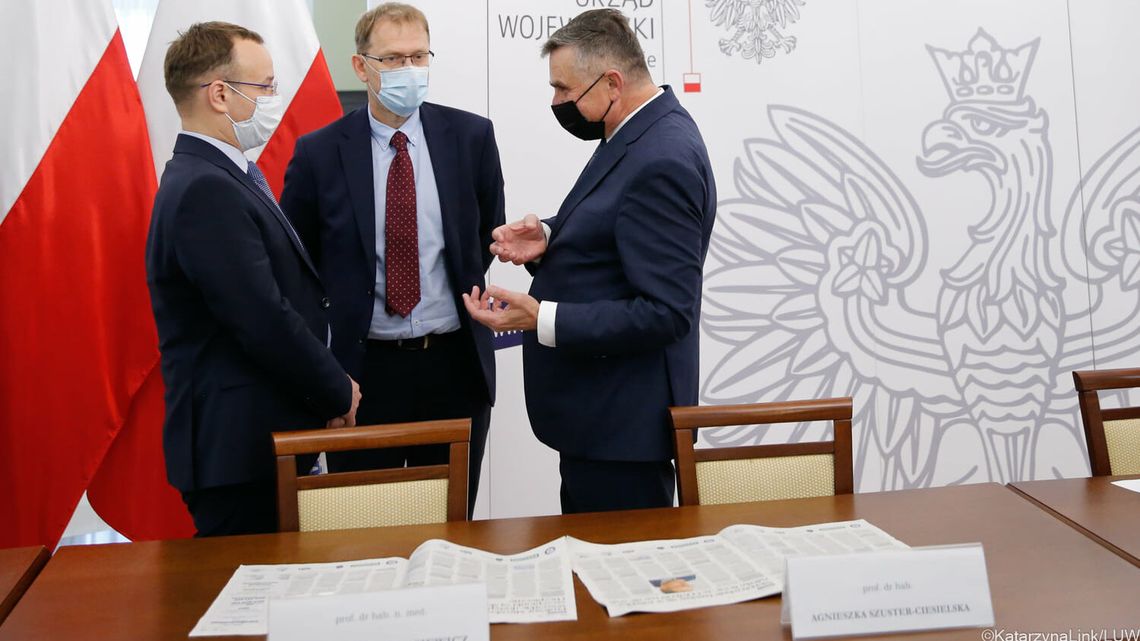 Wydrukują 800 tysięcy gazet promujących szczepienia. Koszt? Tajemnica handlowa