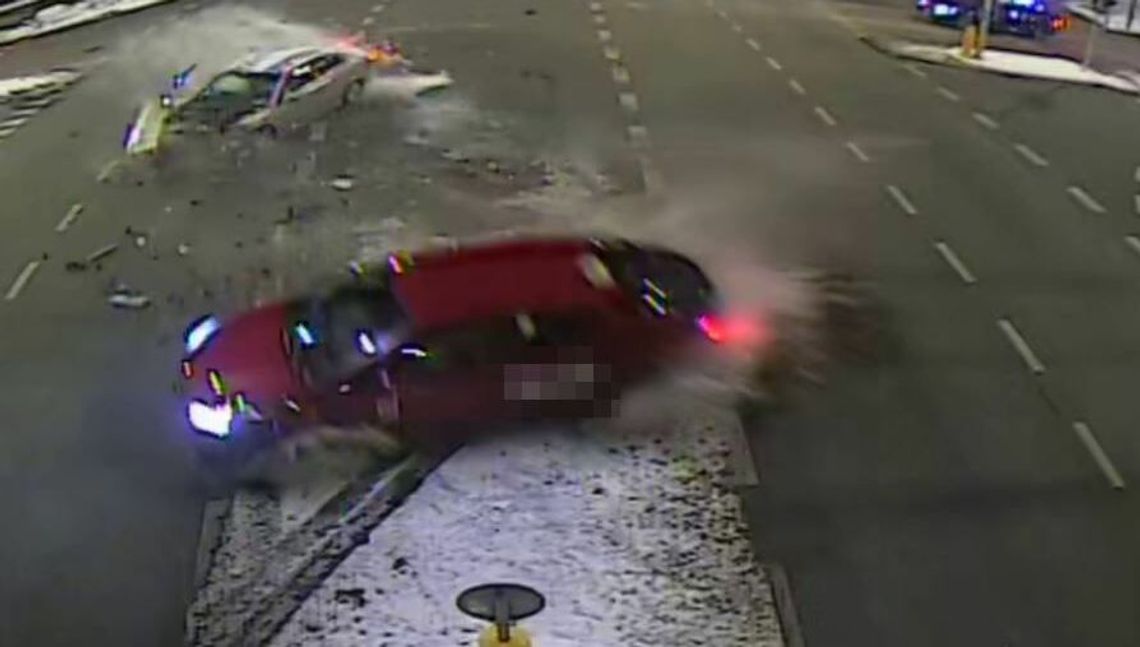 Wyglądało to nieciekawie. Policja publikuje film z kolizji na skrzyżowaniu