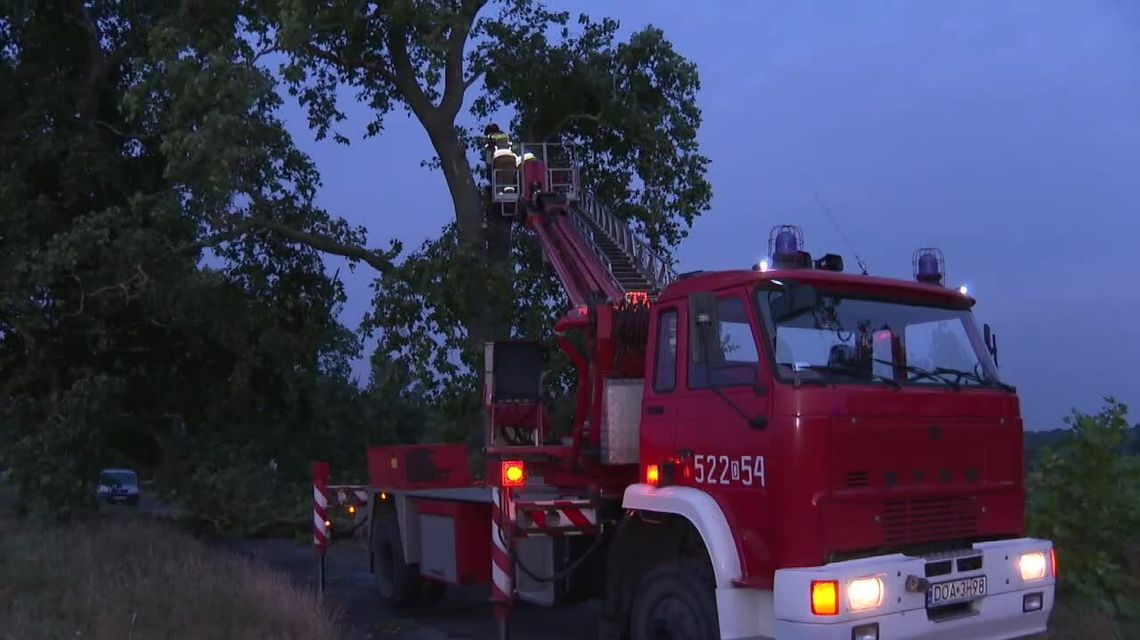 "Wyglądało to okropnie, jakby tornado". Gwałtowne burze nad Polską "Wyglądało to okropnie, jakby tornado". Gwałtowne burze nad Polską