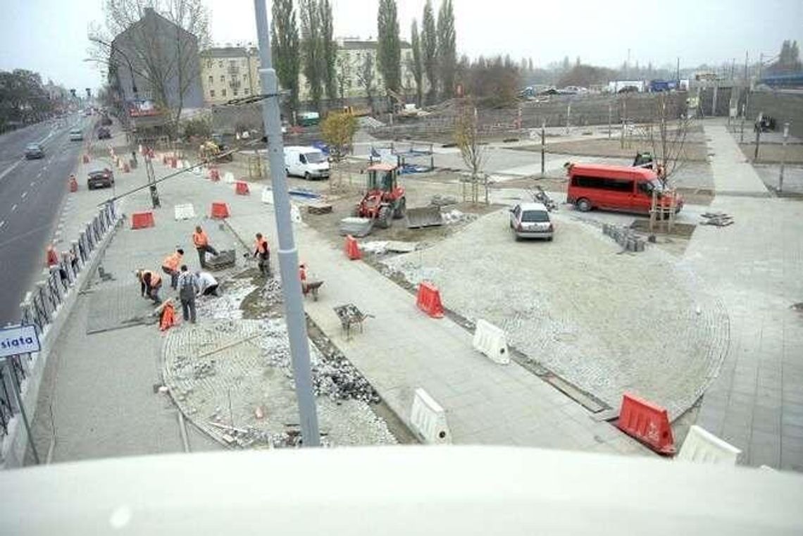 Wygodniej dojdziemy na Dworzec Główny PKP. Kończy się budowa placu Wygodniej dojdziemy na Dworzec Główny PKP. Kończy się budowa placu