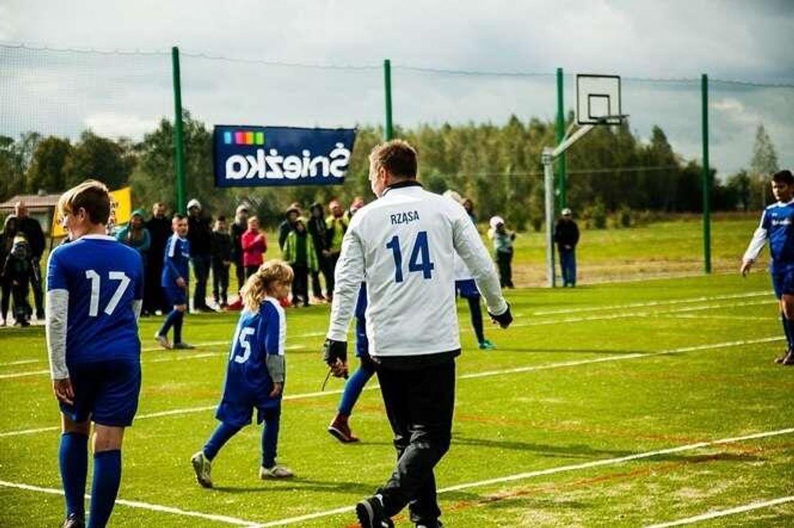 Wygrali konkurs. Mają już kolorowe boisko