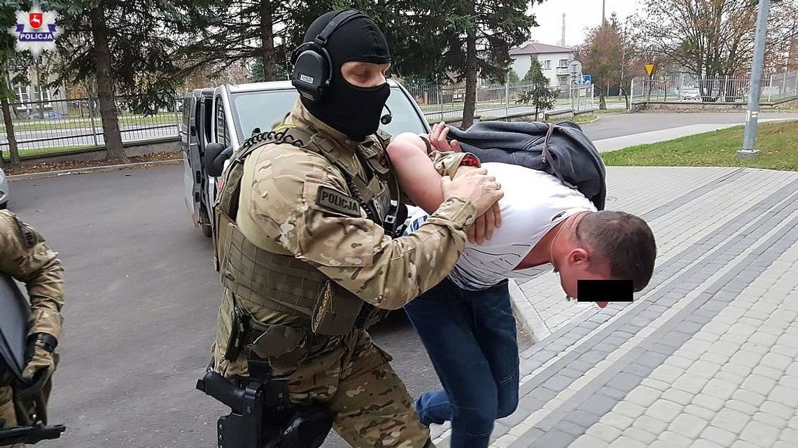 Wyjął broń i zażądał kluczyków do samochodu i zegarka. Zajęli się nim antyterroryści