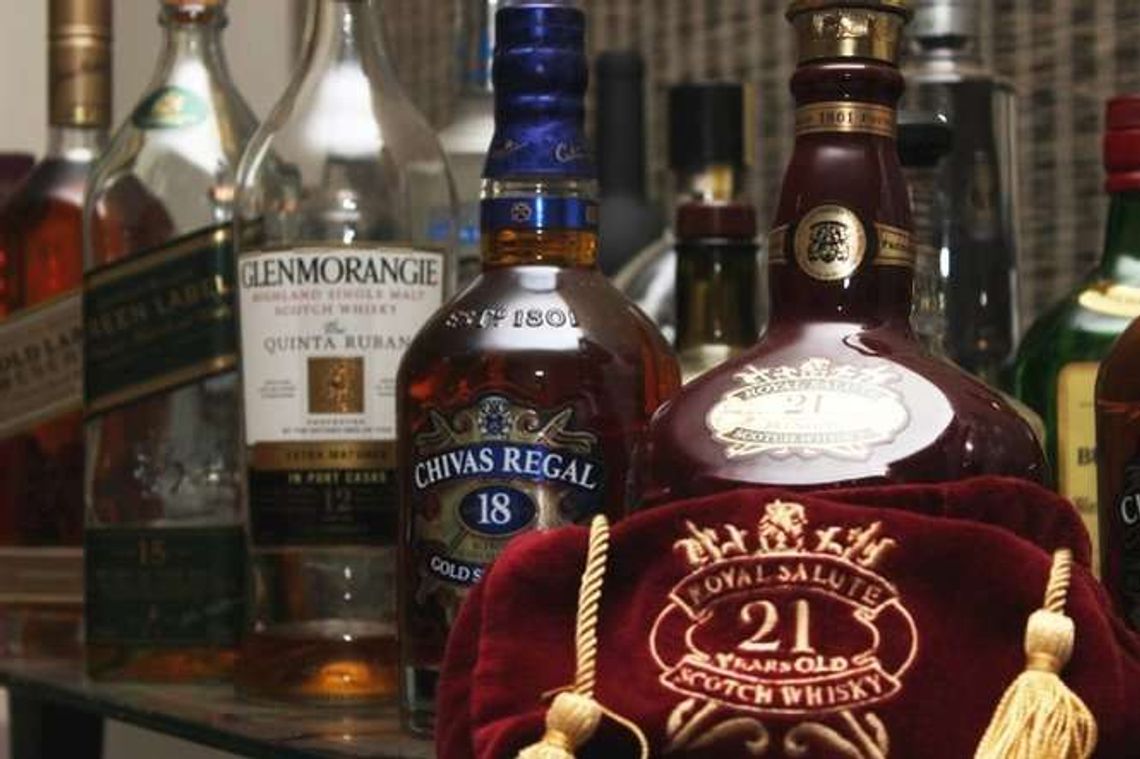 Wyjął maczetę i poprosił o whisky. Chwilę później wrócili po drugą butelkę Wyjął maczetę i poprosił o whisky. Chwilę później wrócili po drugą butelkę