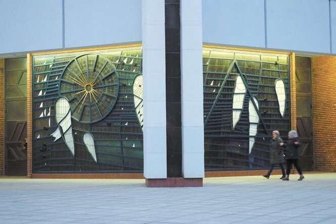 Wyjątkowe witraże na Czechowie. Zabezpieczono je pancerną szybą Wyjątkowe witraże na Czechowie. Zabezpieczono je pancerną szybą