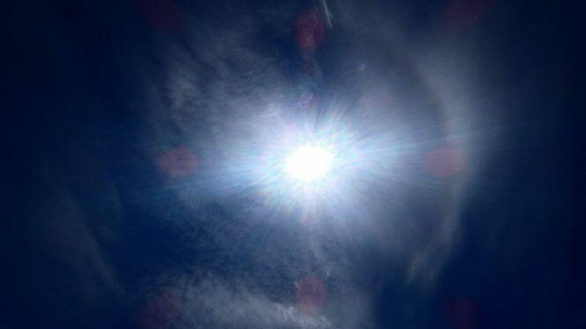 Wyjątkowe zjawisko na niebie. Słoneczne halo udało się sfotografować Wyjątkowe zjawisko na niebie. Słoneczne halo udało się sfotografować