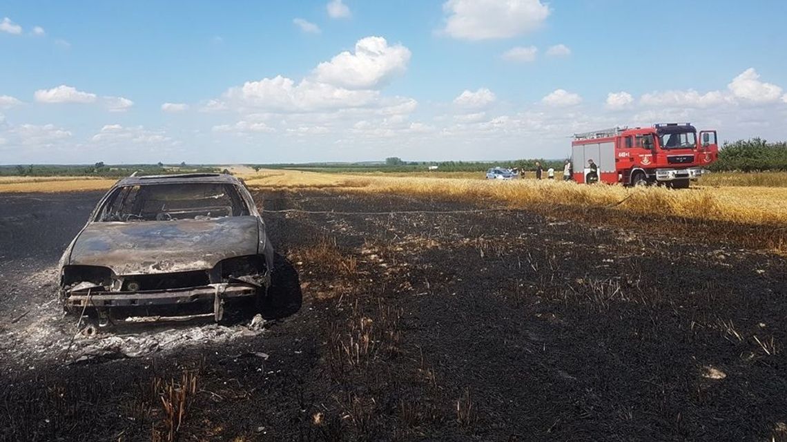 Wyjechali do pożaru ścierniska. Gasili też ogień w samochodzie. "To był nieszczęśliwy wypadek" Wyjechali do pożaru ścierniska. Gasili też ogień w samochodzie. "To był nieszczęśliwy wypadek"