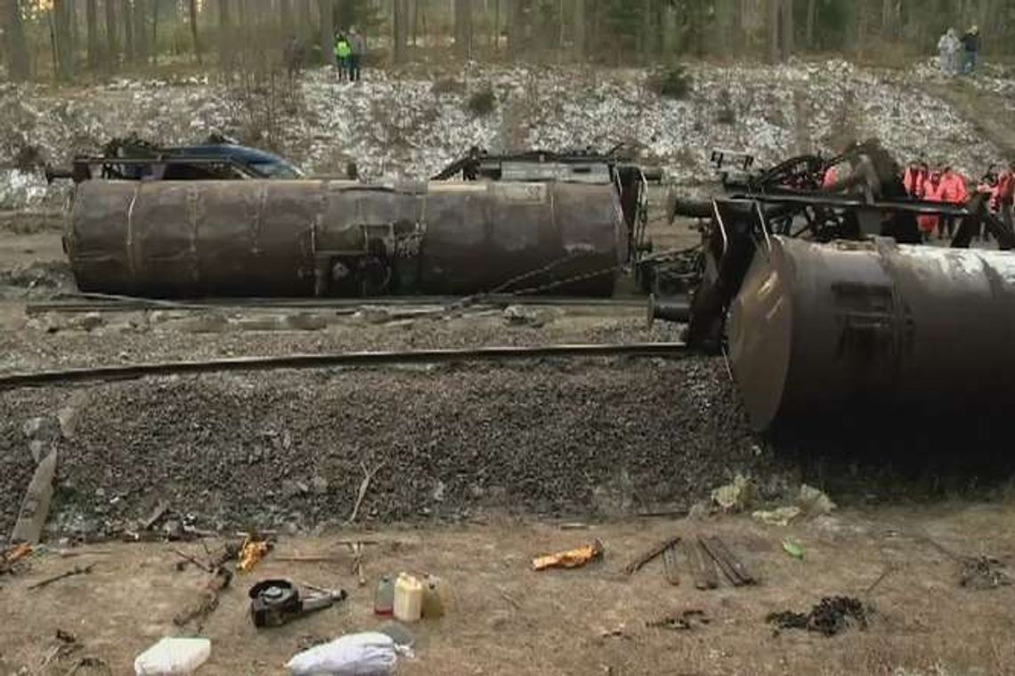 Wykoleił się pociąg, wyciekło 40 ton żywicy. Utrudnienia nadal trwają