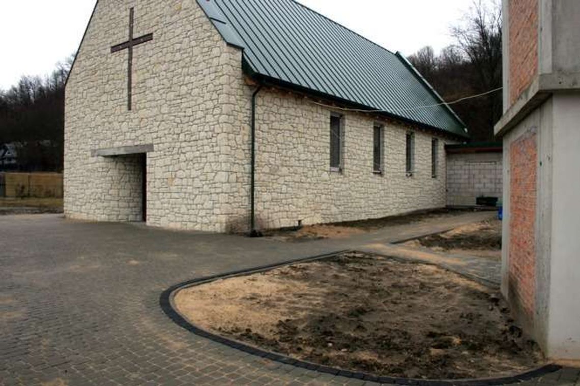 Wykonawca kontra parafia, czyli awantura o pieniądze za kostkę Wykonawca kontra parafia, czyli awantura o pieniądze za kostkę