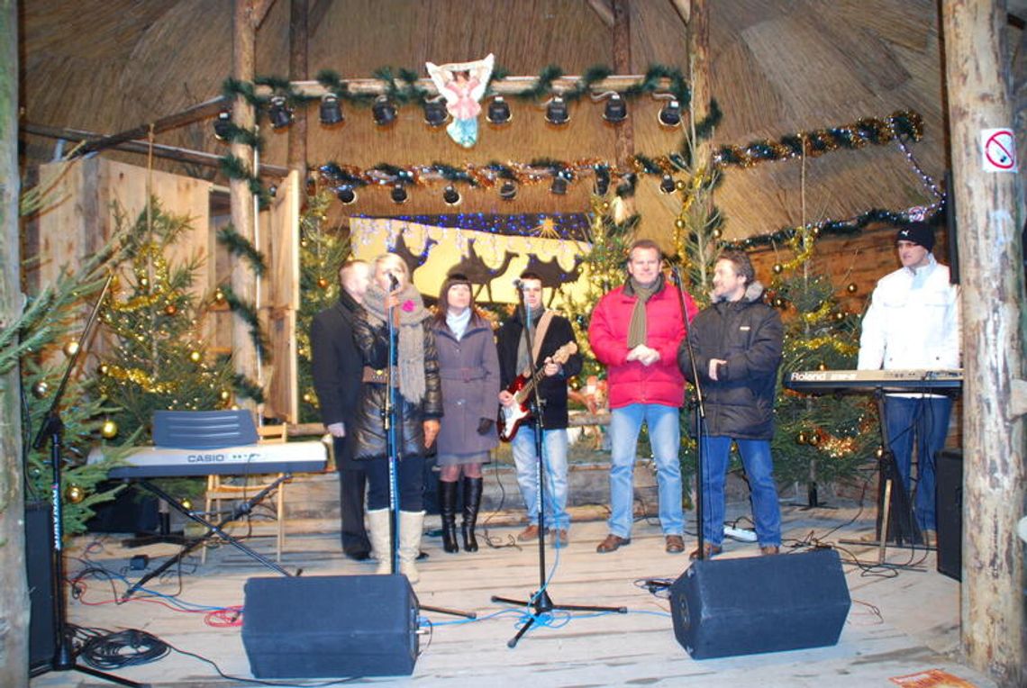 Wykonawcy płyty \"Kolęda dla hospicjum\" zaśpiewali w szopce