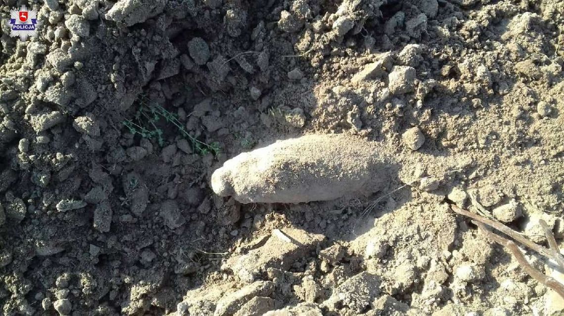 Wykopał na polu pocisk artyleryjski. Miał ponad metr długości 