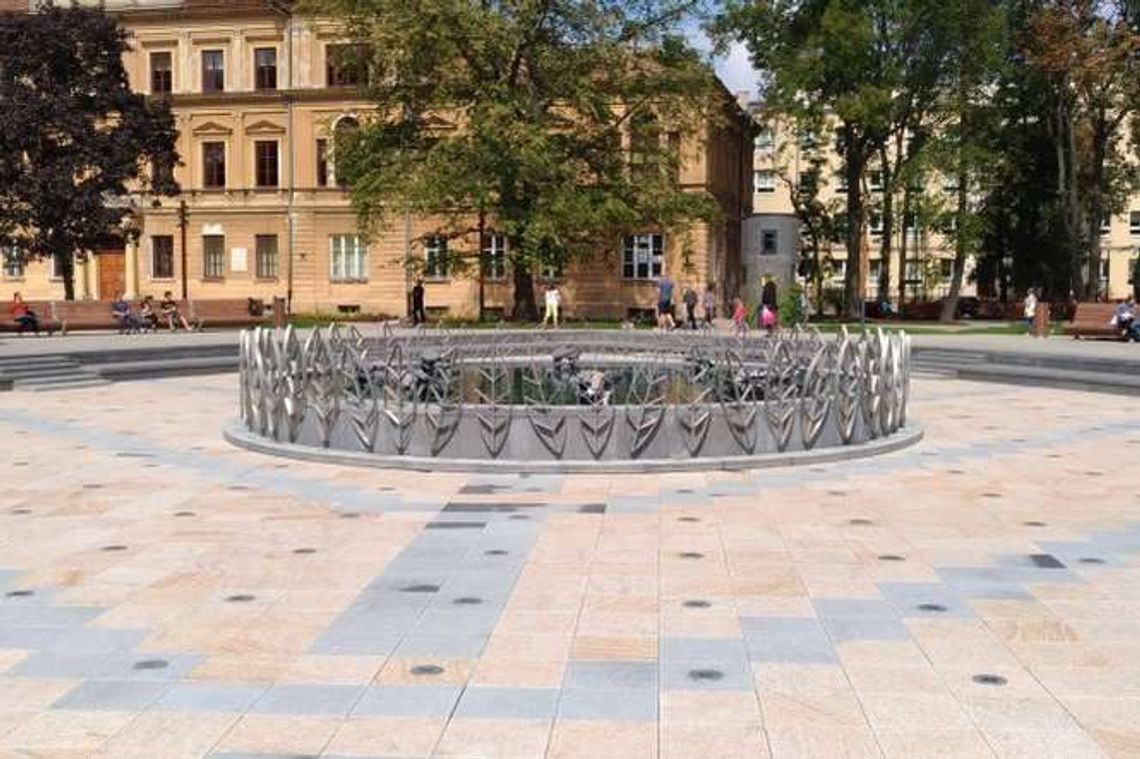 Wyłączyli fontannę na placu Litewskim. Będą ją naprawiać Wyłączyli fontannę na placu Litewskim. Będą ją naprawiać
