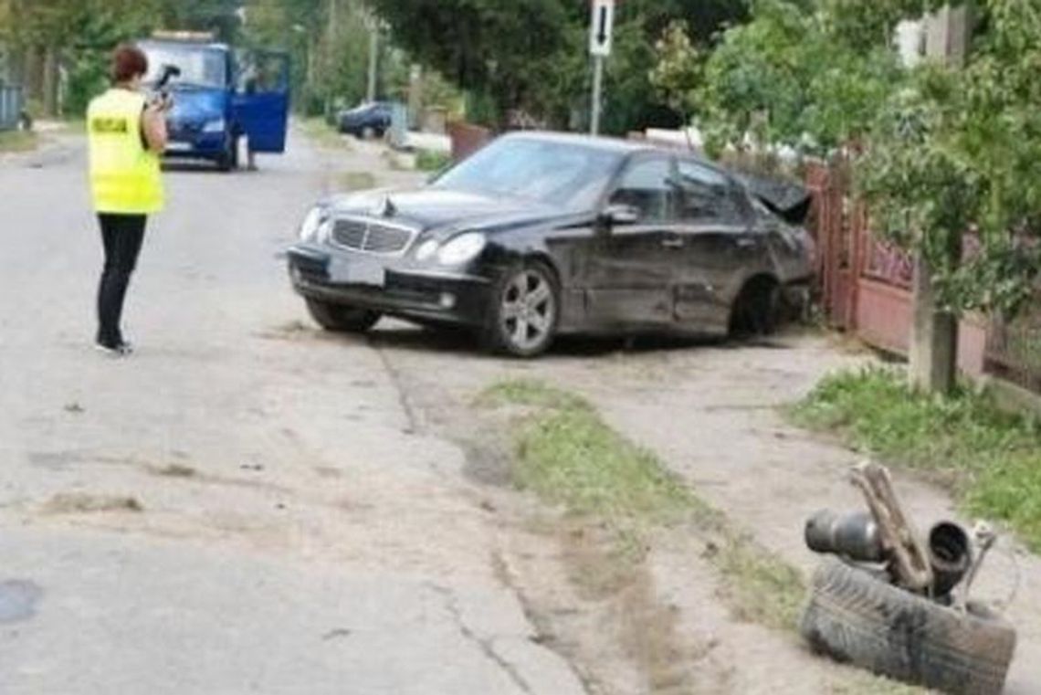 Wylądował na drzewie, bo kierowca go… nie zauważył Wylądował na drzewie, bo kierowca go… nie zauważył