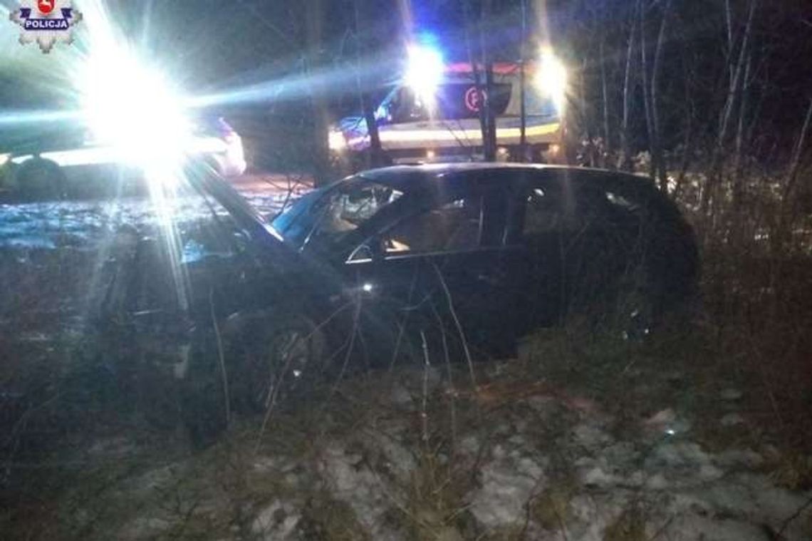 Wyleciał z drogi, poobijał się o drzewa i zatrzymał w lesie. Był pijany