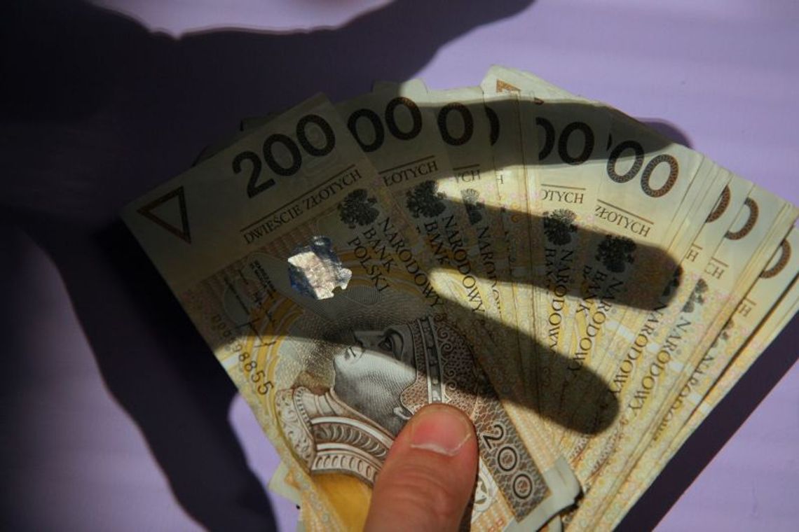 Wyłudzali kredyty, pomagała im pracownica banku