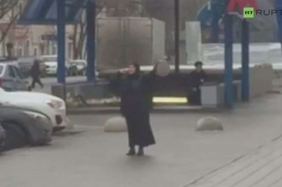 Wymachiwała odciętą głową dziecka w centrum Moskwy (wideo)