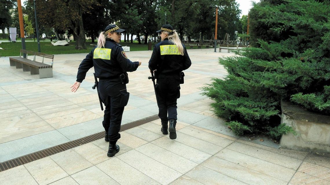 Wymagania spore, a pensje niskie. Ile zarabiają strażnicy miejscy?