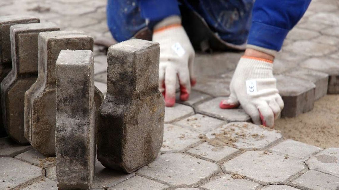 Wymiana chodnika na ulicy w Lublinie. "Takie prace powinno się robić w wakacje"