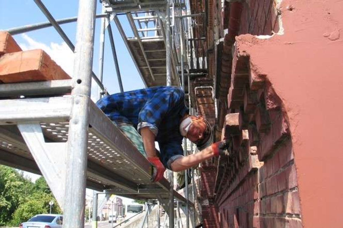 Wymieniają cegły w zabytkowej kamienicy