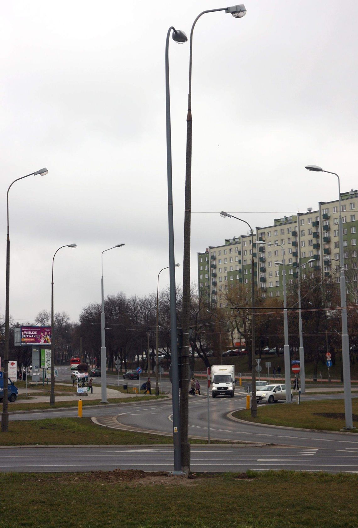 Wymieniają latarnie przy okazji budowy trakcji trolejbusowej