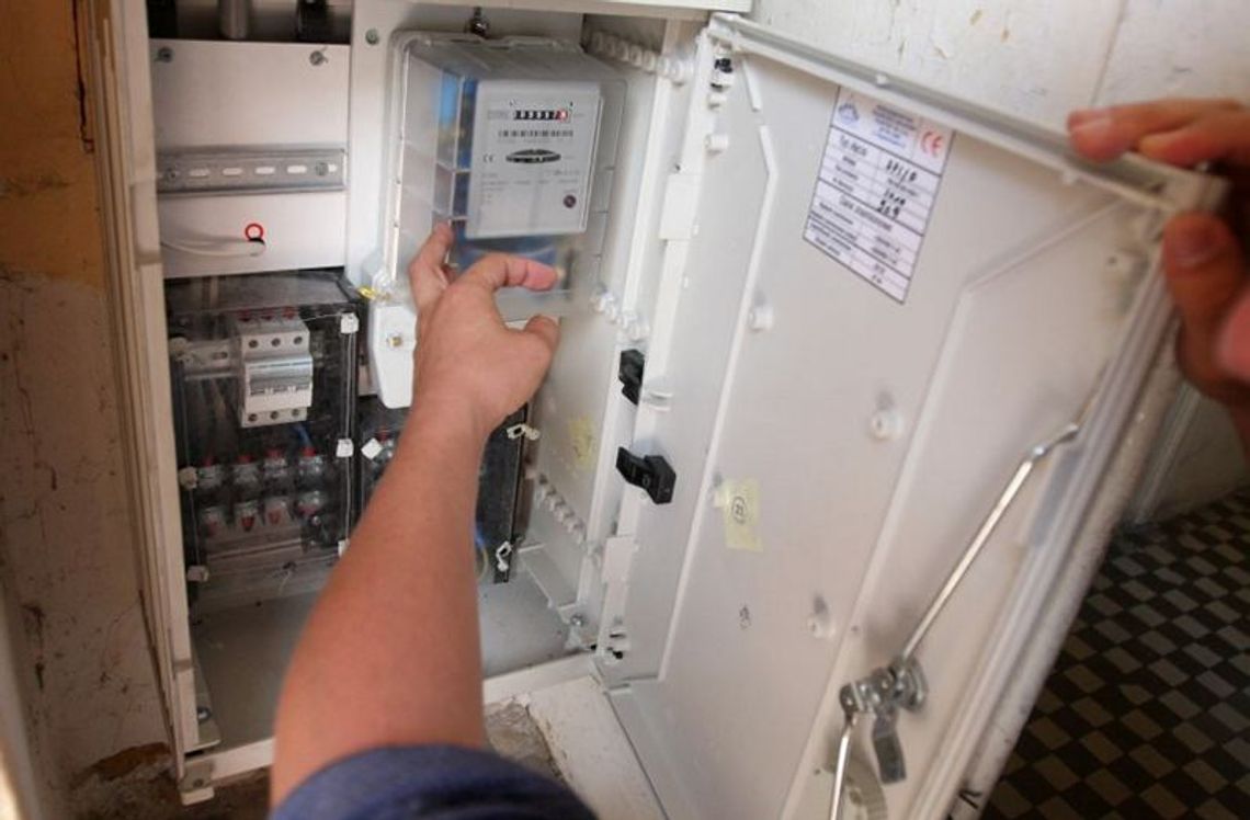 Wymieniali liczniki, zostawili starszą kobietę bez prądu