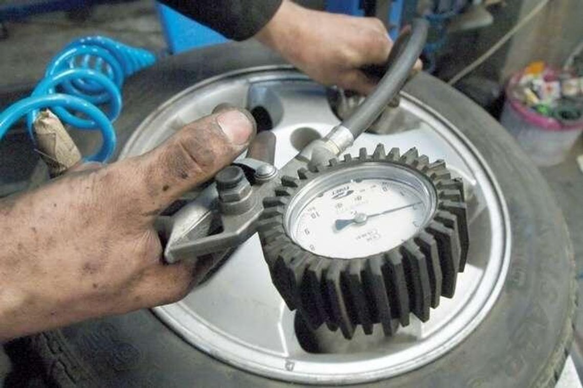 Wymieniamy opony na potęgę. W serwisach duże kolejki Wymieniamy opony na potęgę. W serwisach duże kolejki