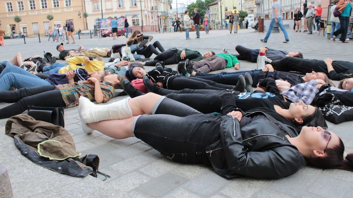 Wymieranie w Lublinie. Nietypowy happening przed Ratuszem [zdjęcia]