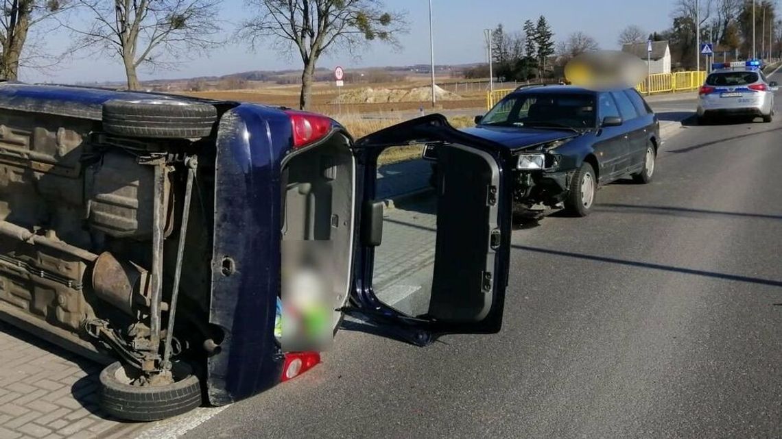 Wymusiła pierwszeństwo przejazdu. Opel przewrócił się na bok