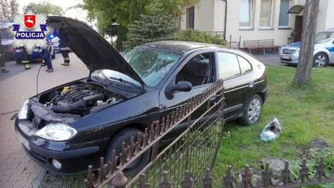 Wymusiła pierwszeństwo. Renault wpadło na ogrodzenie komisariatu policji Wymusiła pierwszeństwo. Renault wpadło na ogrodzenie komisariatu policji