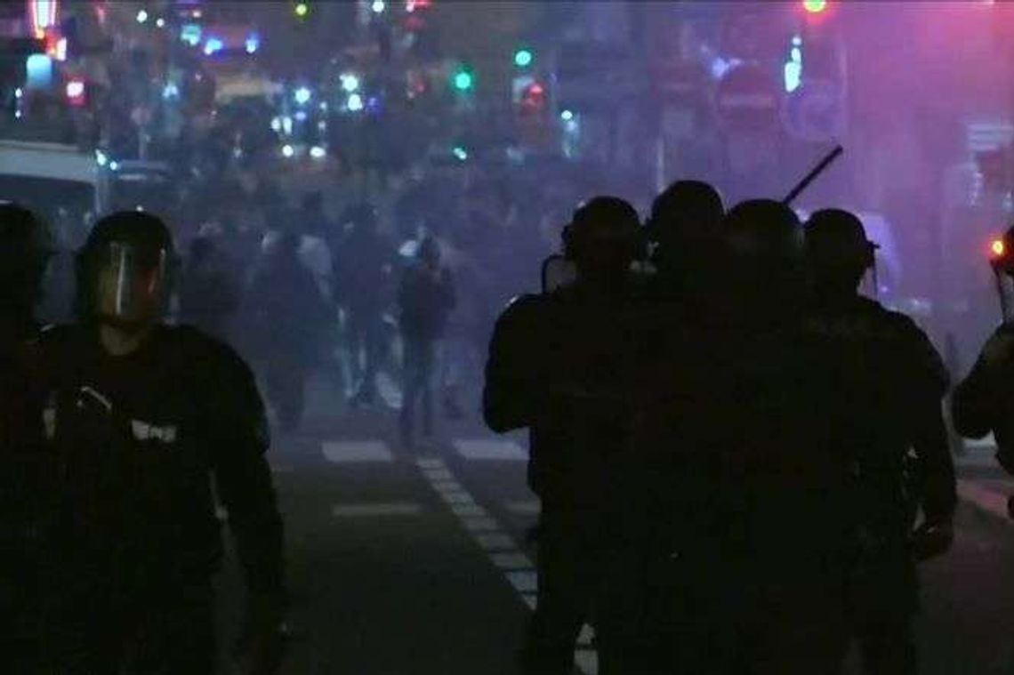 Wyniki wyborów we Francji. Przepychanki w Paryżu, demonstranci na ulicach (wideo) Wyniki wyborów we Francji. Przepychanki w Paryżu, demonstranci na ulicach (wideo)