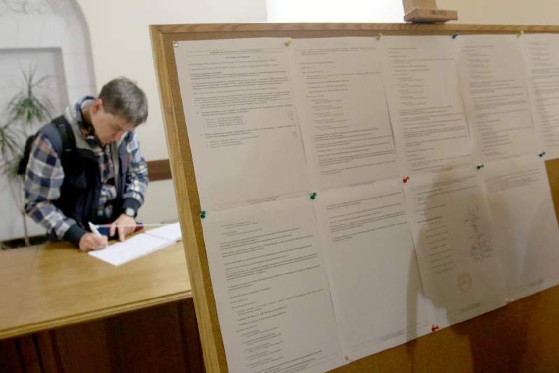 Wyniki wyborów wyłaniają się z chaosu Wyniki wyborów wyłaniają się z chaosu