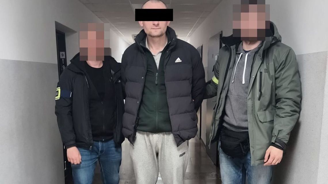 Wyniosła gotówkę na klatkę schodową. Oszust już w rękach policji