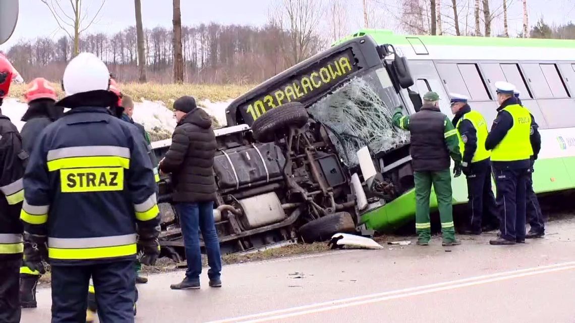 Wypadek autobusu i osobówki pod Białymstokiem. Pięcioro dzieci w szpitalu [wideo]