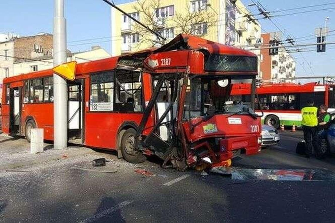 Wypadek autobusu komunikacji miejskiej w Lublinie. Ponad 20 osób rannych, skrzyżowanie zablokowane, duże korki 