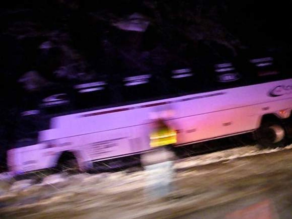 Wypadek autobusu pod Żarami. Kierowca zmarł, wielu rannych w szpitalu