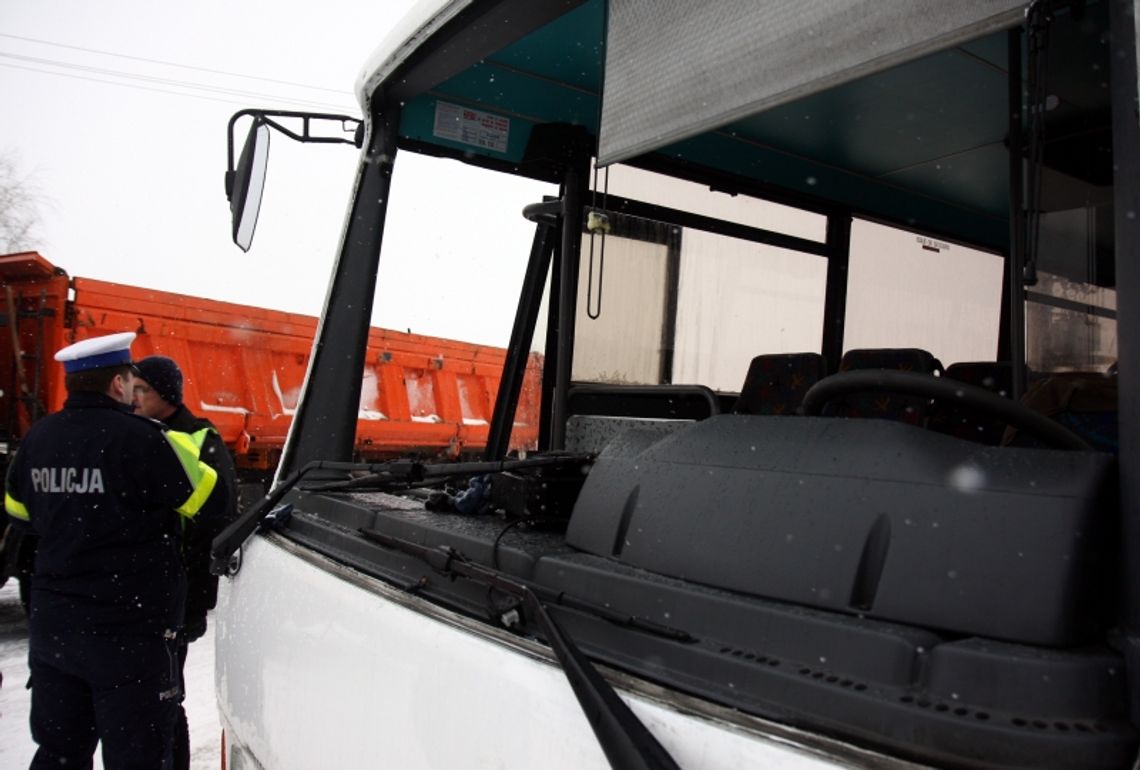 Wypadek autobusu w Dąbrowicy: Dwoje dzieci wciąż w szpitalu