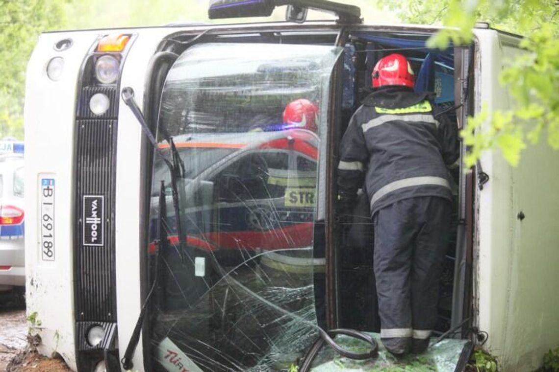 Wypadek autobusu z przedszkolakami (zdjęcia)