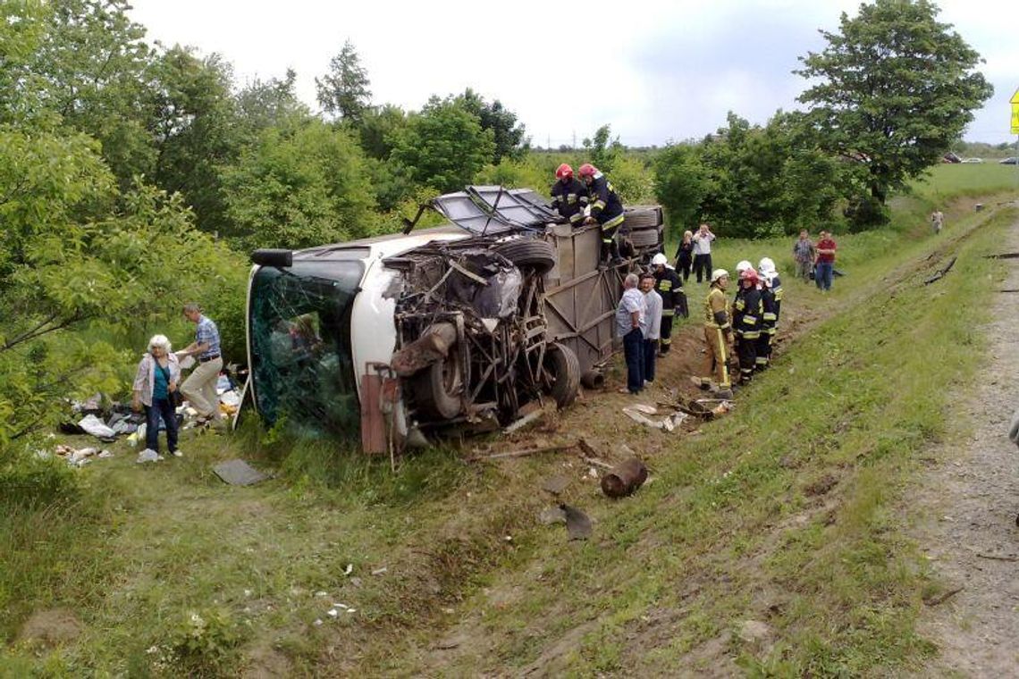 Wypadek autokaru. Jedna osoba nie żyje, dziesięć jest rannych