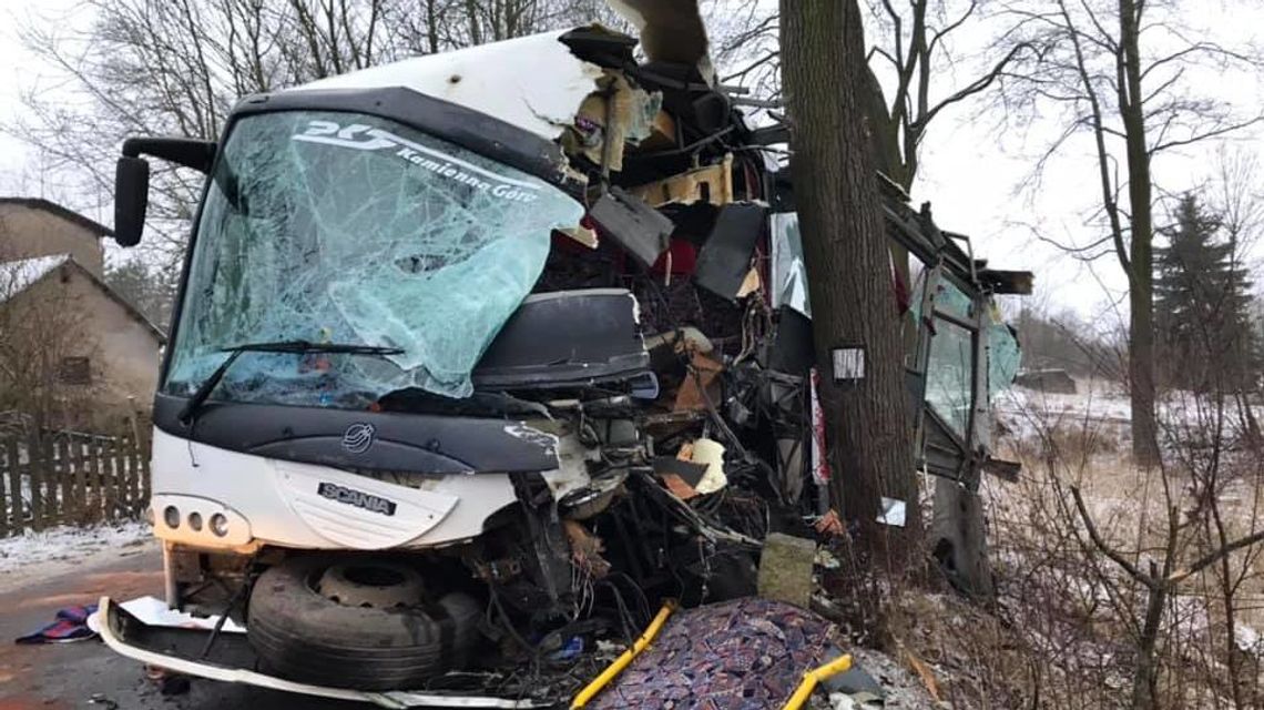 Wypadek autokaru z dziećmi na Dolnym Śląsku. Pojazd został niemal doszczętnie zniszczony [zdjęcia]